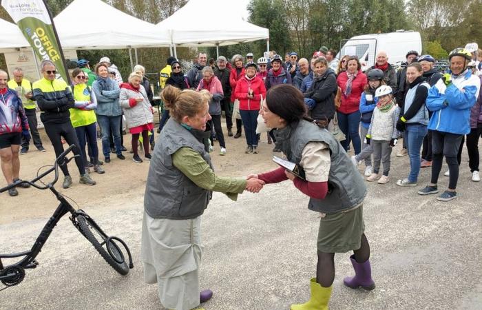 Zwei Schauspielerinnen der Salopettes-Truppe führen eine Radtour auf den Spuren von Petit Pierre rund um Jargeau