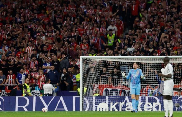 Derby wurde gestoppt, als Gegenstände auf Thibaut Courtois von Real Madrid geworfen wurden