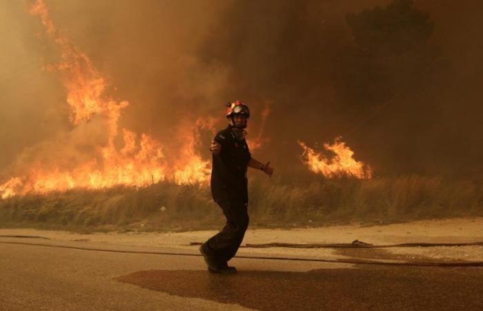 Waldbrand in Griechenland nahe Korinth „schwer zu kontrollieren“, Dorf evakuiert