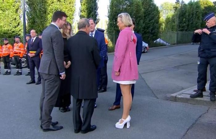 Prinzessin Delphine weicht im Beisein des Papstes von Kleidungskonventionen ab