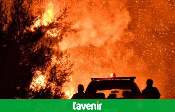 Ein Waldbrand in Griechenland in der Nähe von Korinth, ein Dorf wurde evakuiert