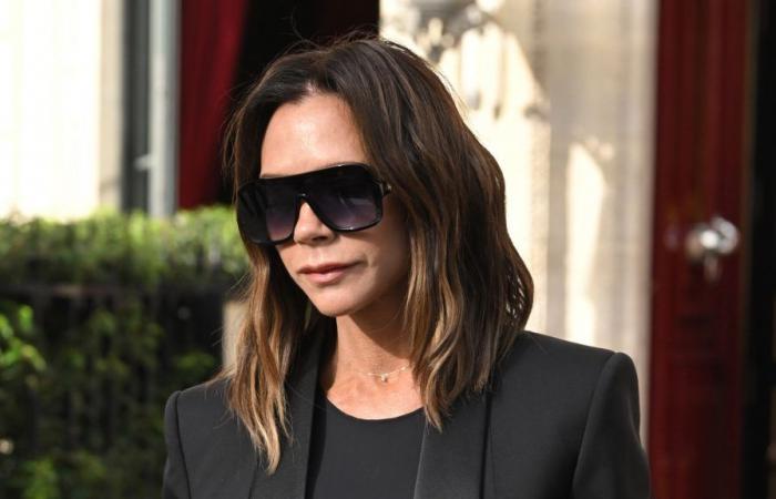 Victoria Beckham spielt nackt unter ihrer übergroßen Blazerjacke die Sinnlichkeitskarte