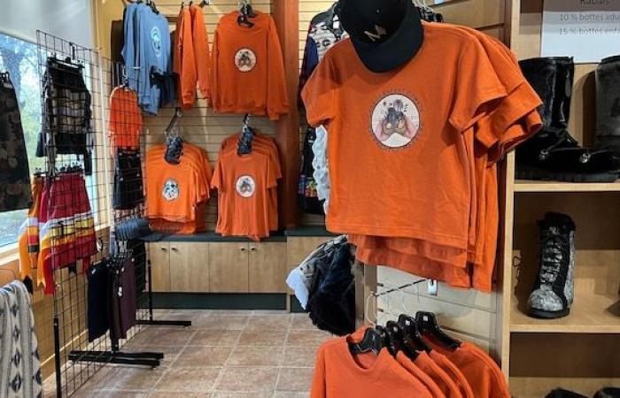 Zwei Innu-Künstler kommen zusammen, um ihren orangefarbenen Pullover zu kreieren