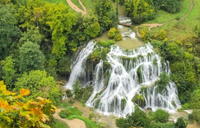 Dieser Fotograf überrascht uns, indem er diesen tosenden Wasserfall im Jura einfängt