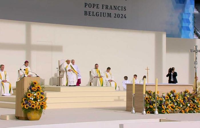 Die gesamte belgische Königsfamilie nimmt an der von Papst Franziskus zelebrierten Messe im Beisein von 37.000 Menschen teil