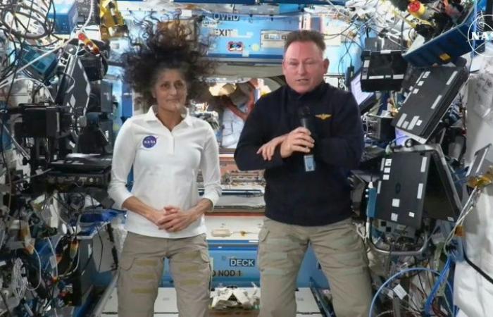 Andocken des Schiffes an die ISS zur Rettung der auf der Station festsitzenden Astronauten