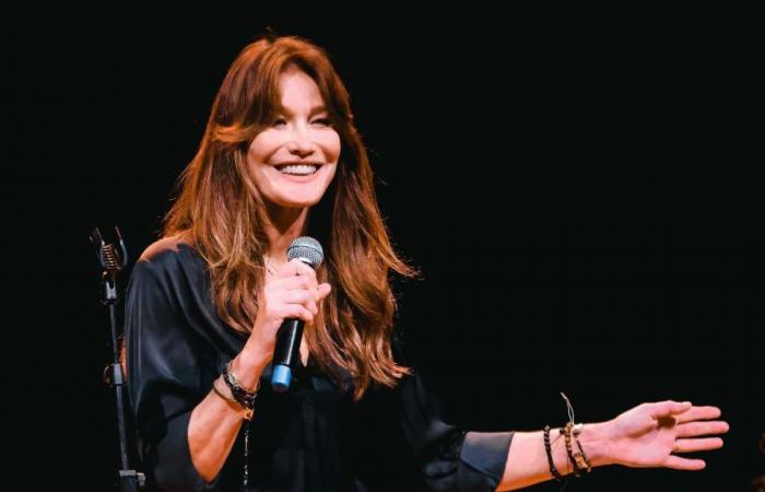 Carla Bruni präsentiert auf der Fashion Week ihre Beine in einem makellosen Mantel