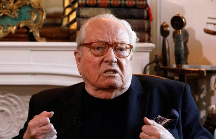 Jean-Marie Le Pen hat beim Singen mit Neonazis gefilmt, Marine Le Pen will Anzeige erstatten