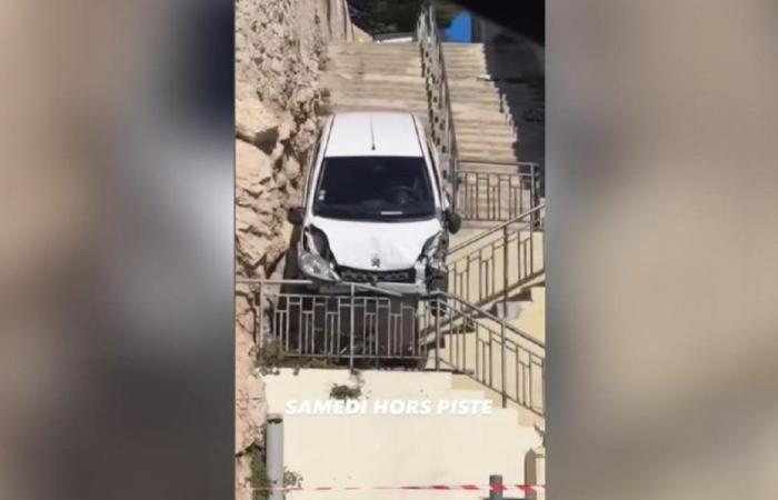 Ein Auto rast die Straße entlang und landet auf der Treppe der Corniche