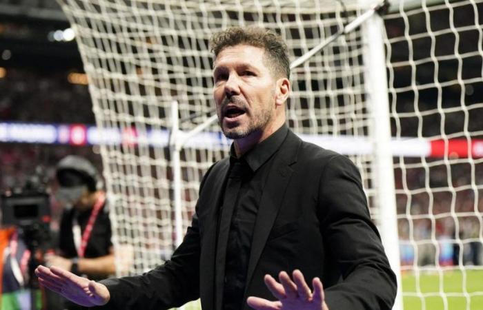 Atlético verurteilt und prangert das Werfen von Projektilen durch seine Anhänger gegen Real Madrid an