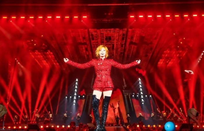 Mylène Farmer bringt das Stade de France mit diesem Total-Red-Look der berühmten belgischen Stylistin in Brand