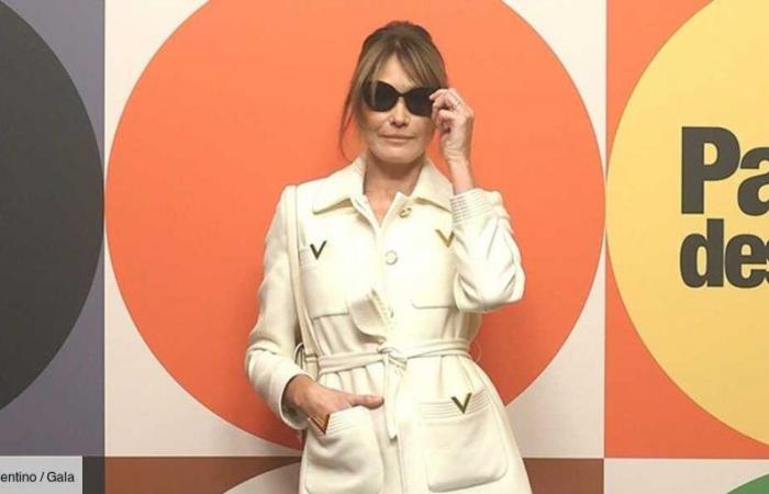 FOTOS – In einem elfenbeinfarbenen Mantelkleid, einer schwarzen Brille und hautfarbenen Strumpfhosen besticht Carla Bruni auf der Valentino-Modenschau