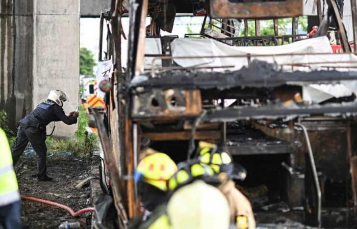 Ungefähr zwanzig Menschen starben vermutlich bei einem Busbrand während einer Klassenfahrt