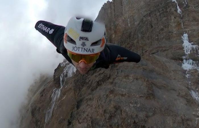 Der Brite Tim Howell sprang in einem Wingsuit vom Kilimandscharo