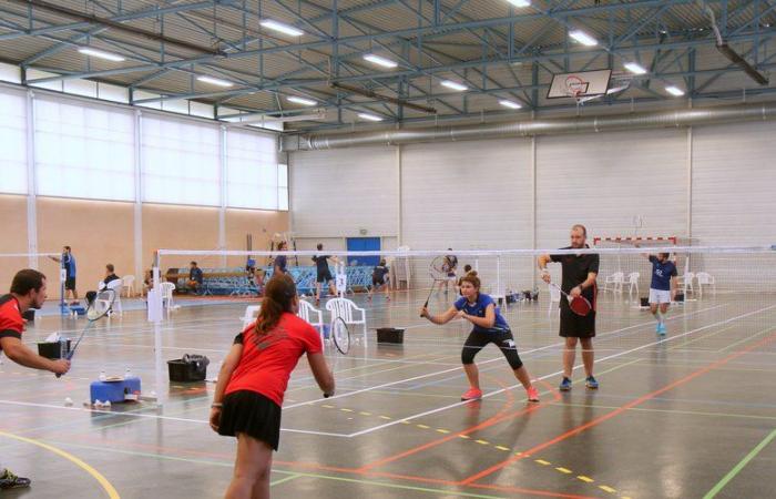 In einer Turnhalle in Castres wird ein Boden von den Olympischen Spielen in Paris verlegt