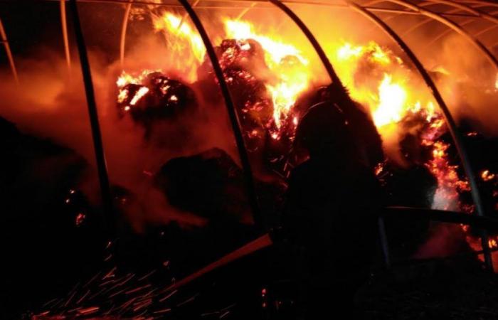 Ein Tunnel mit 140 brennenden Strohballen