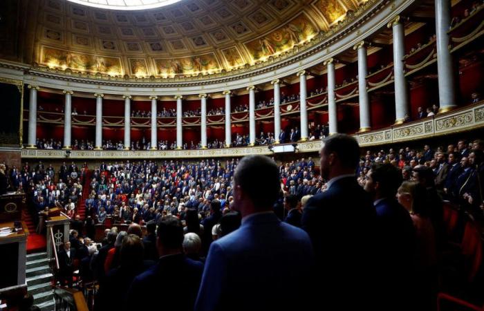 „Wir denken an sie“, eine Schweigeminute in der Versammlung als Hommage an Philippine