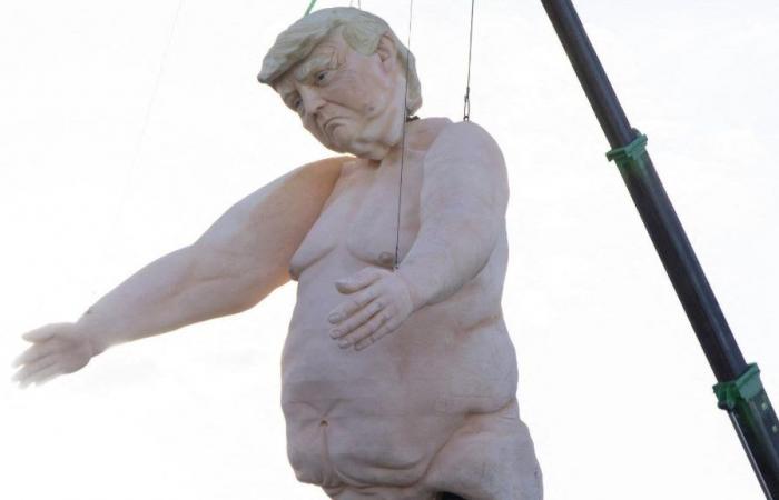 Eine nackte Donald-Trump-Statue, die an einem Kran hängt, verärgert die Republikaner in Nevada