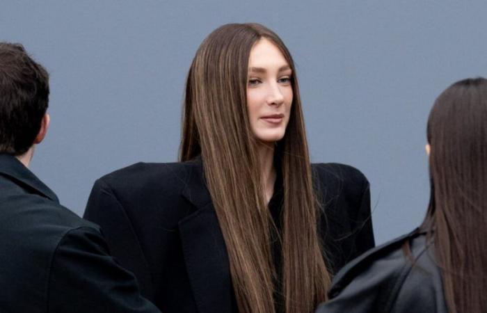 Mathilde Pinault mit XXL-Perücke bei der Balenciaga-Show, Laetitia Casta setzt erneut auf Asymmetrie