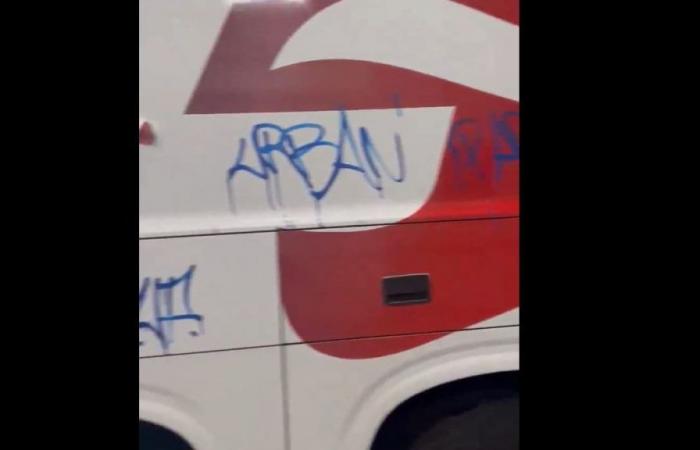 Ein OL-Bus wurde von PSG-Fans auf einem Boot auf dem Weg nach Großbritannien beschädigt