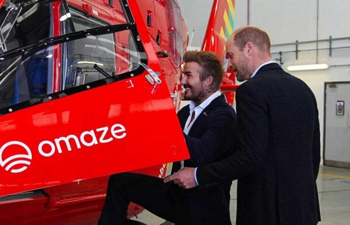 Prinz William und David Beckham liefern gemeinsam zwei Hubschrauber an Londoner Sanitäter