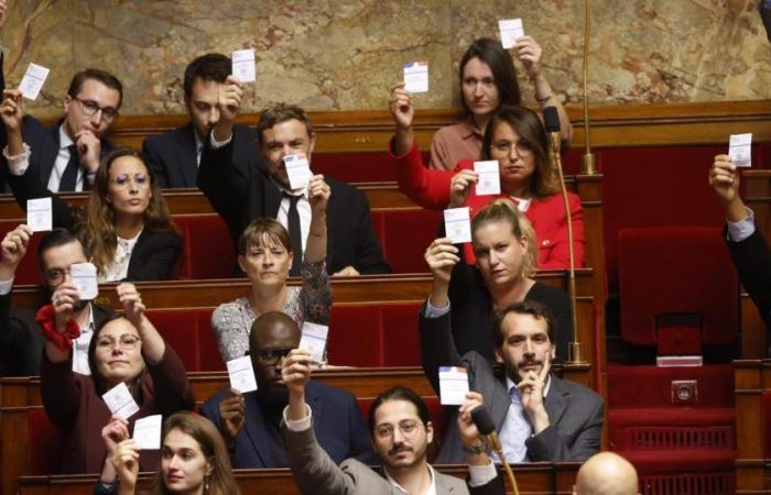 LFI-Abgeordnete schwenken mitten in Michel Barniers Rede ihre Wählerkarten