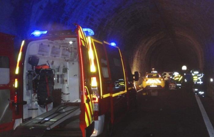 In diesem Tunnel zwischen Gard und Aveyron werden ein Auto und ein Kleinbus kollidieren