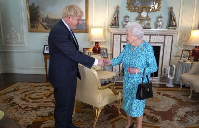 Boris Johnson versichert, dass Elizabeth II. an einer „Form von Knochenkrebs“ litt