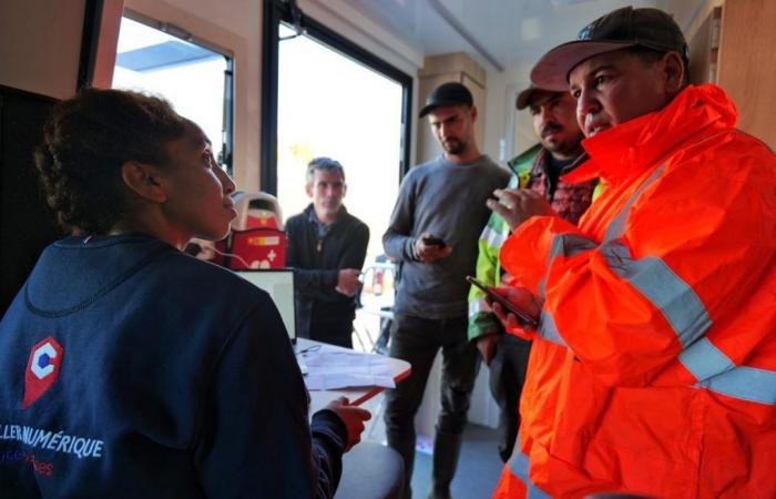 ein Bus, um Saisonarbeiter zu kontaktieren und ihre Rechte durchzusetzen