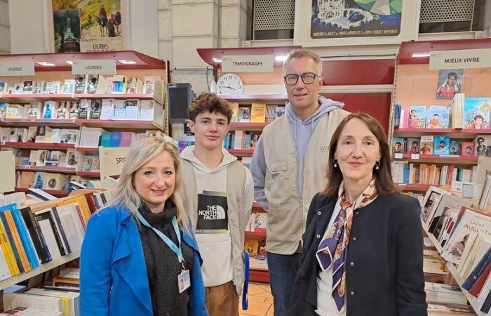 Während der Rosenkranzwallfahrt nach Lourdes herrscht in der Buchhandlung des Heiligtums ein Ansturm auf Bücher