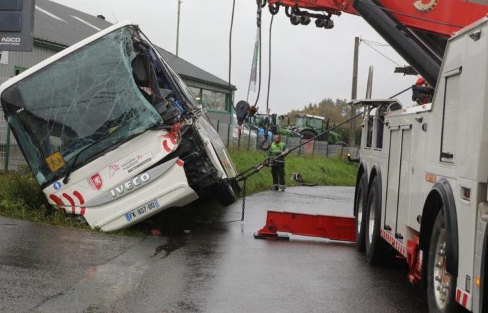 Unfall zwischen einem Bus mit Jugendlichen, einem Auto und einem Lastkraftwagen in den Landes: fünf Verletzte evakuiert