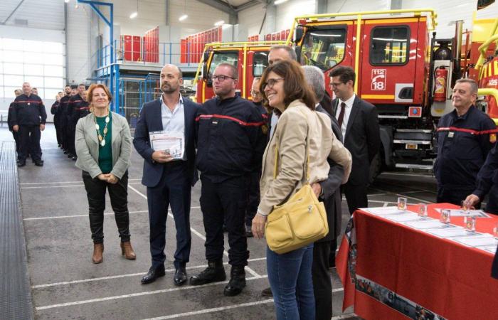 Die Behörden gratulieren den Feuerwehrleuten, die als nationale Verstärkung abgereist sind