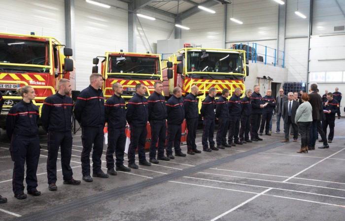 Die Behörden gratulieren den Feuerwehrleuten, die als nationale Verstärkung abgereist sind