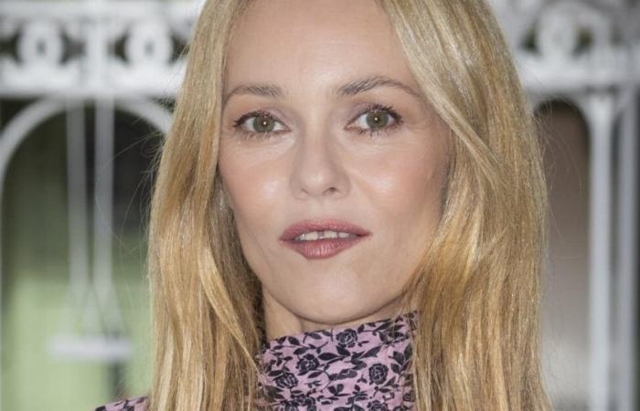 Vanessa Paradis zu spät? In aller Eile rennt der Star zur Chanel-Modenschau, die eine schöne Überraschung für sie bereithält