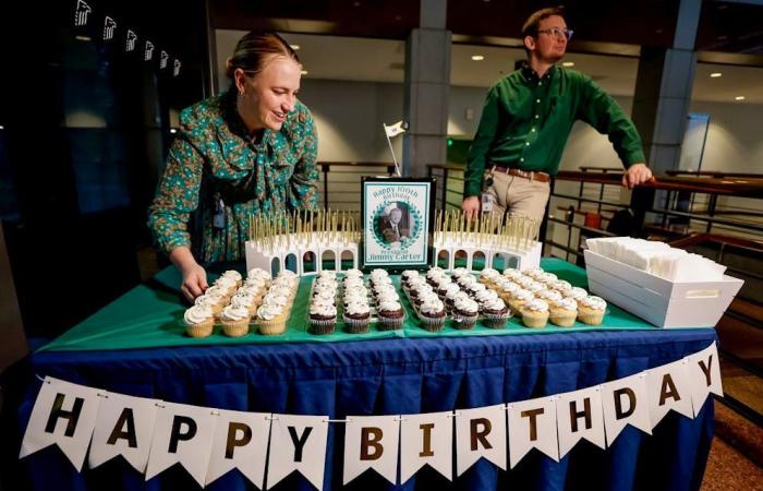 Jimmy Carter feiert seinen 100. Geburtstag im Kreise der Familie mit gegrilltem Hähnchen