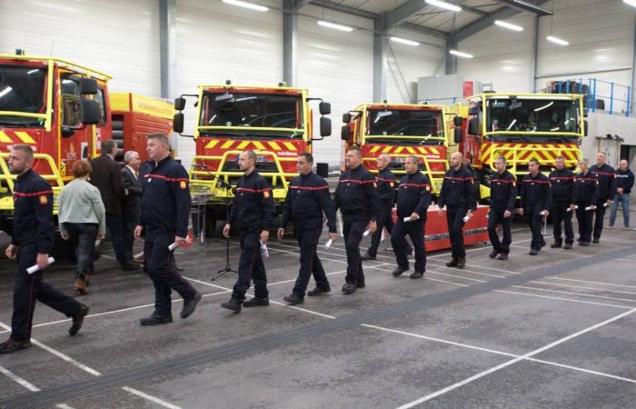 Die Behörden gratulieren den Feuerwehrleuten, die als nationale Verstärkung abgereist sind