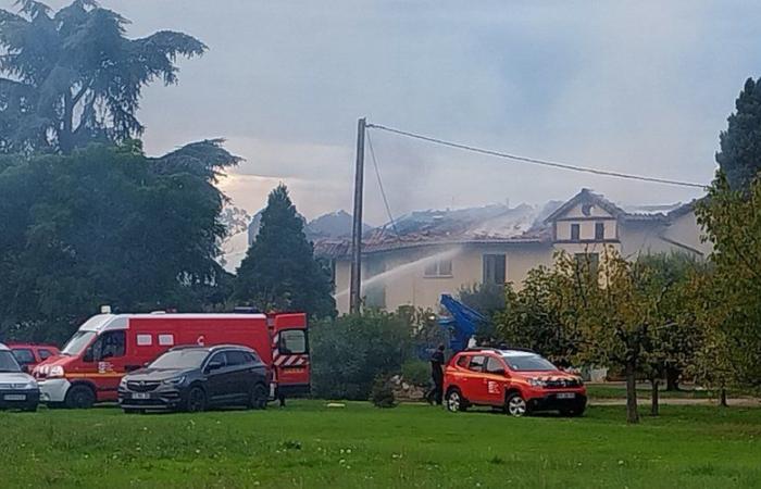 Als das Dach eines Hauses einstürzte, hielten vierzig Feuerwehrleute die ganze Nacht Wache