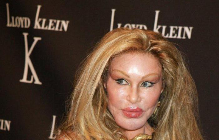 „Catwoman“-Prominente Jocelyn Wildenstein, 82, sieht bei einem Abendessen in Paris mit ihrem Verlobten Lloyd Klein, 56, verliebt aus