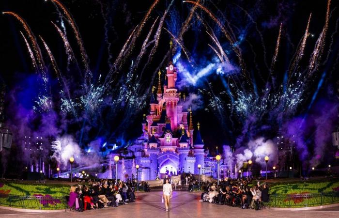 die historische Coperni-Parade im Disneyland Paris