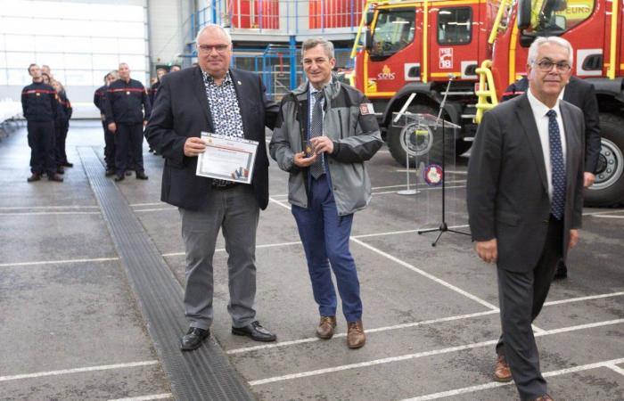 Die Behörden gratulieren den Feuerwehrleuten, die als nationale Verstärkung abgereist sind