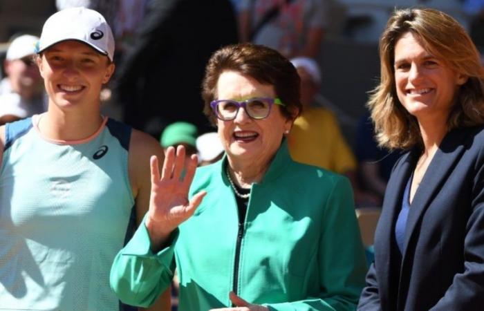 WTA > Bille Jean King: „Heute vor 53 Jahren gewann ich 4.000 US-Dollar bei einem Turnier und war die erste Sportlerin, die in einem einzigen Jahr ein Preisgeld von 100.000 US-Dollar gewann. Heute stellen Tennisspielerinnen neun der zehn bestbezahlten Sportlerinnen.“