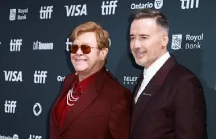 Elton John scherzt über seine Gesundheitsprobleme und listet seine fehlenden Organe auf