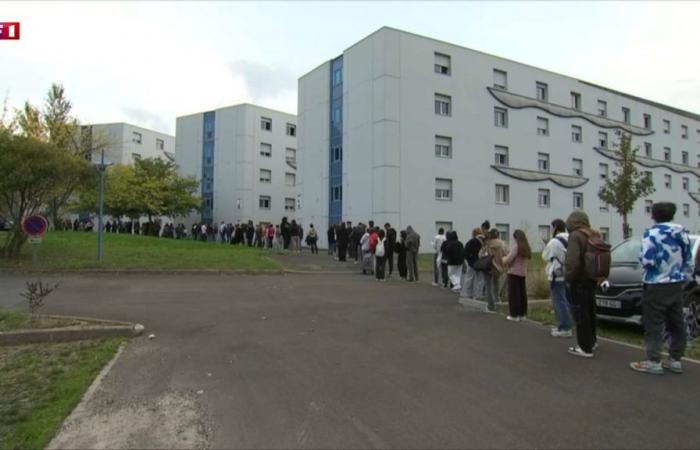 erbauliche Bilder von Studenten aus der Gironde, die drei Stunden lang anstehen, um essen zu können