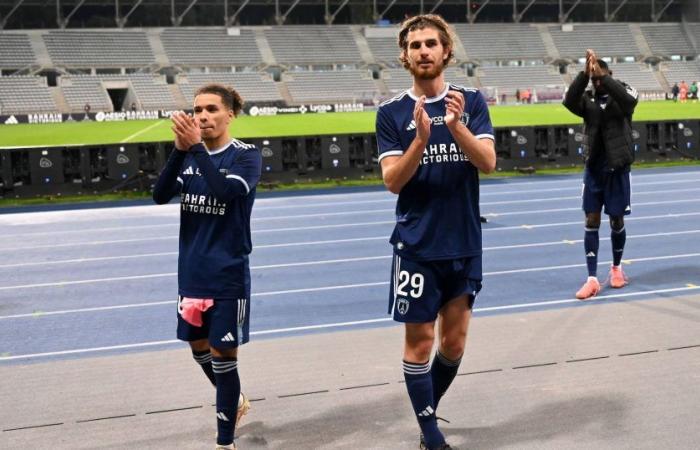 L2: Paris FC feiert seinen dritten Sieg in Folge, indem es Laval dominiert und die Führung in der Meisterschaft behält