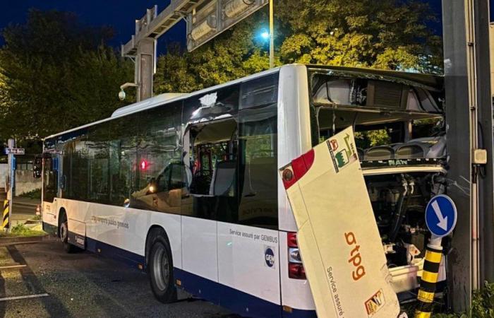 Ein Bus ohne Fahrer prallt in Genf gegen einen Mast