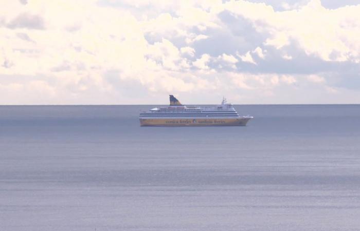 „Menschen riskieren zu sterben, wenn wir nichts tun“, auf einem Boot der Corsica Ferries, das vor Bastia auf See festsitzt, prangern Passagiere ein Gesundheitsrisiko an