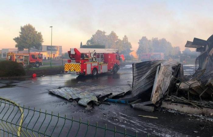 Feuer im Südkanal, das Lagerhaus wurde durch Flammen zerstört