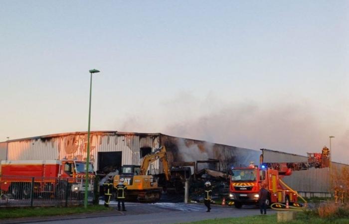 Das Lagerhaus Malplanche in Sartilly-Baie-Bocage wurde letzte Nacht von einem Brand verwüstet