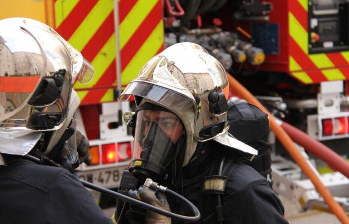 Ein Feuer zerstört ein Gebäude und droht, auf ein Haus überzugreifen