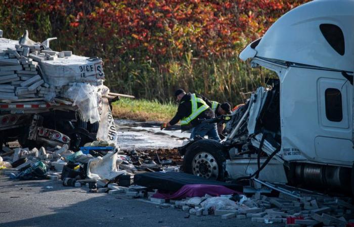 Ein Mann zwischen Leben und Tod nach einem Zusammenstoß zweier Sattelauflieger auf der A30